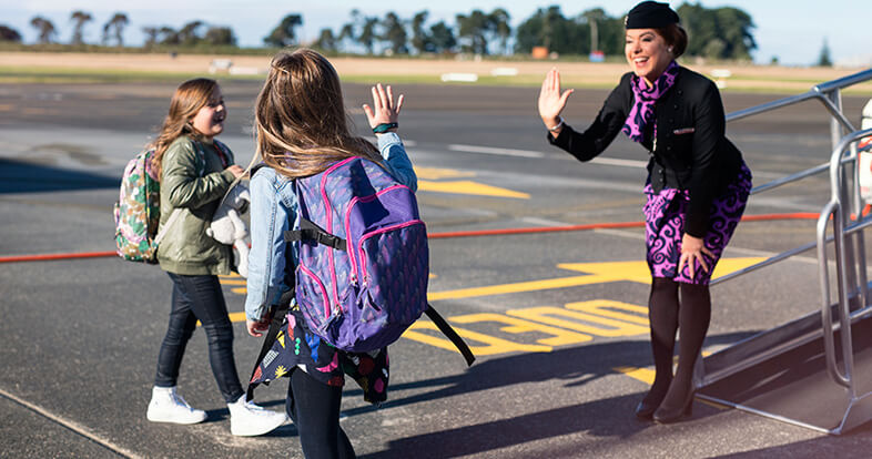 Air New Zealand children disembark plane 