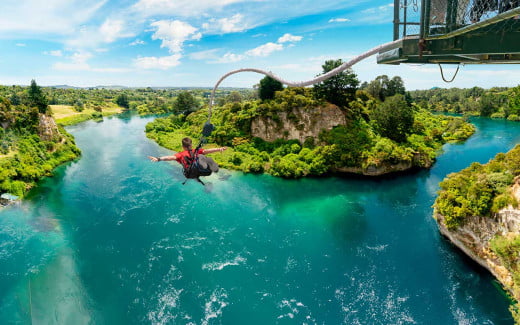 Bungy jumping in Lake Taupō, New Zealand